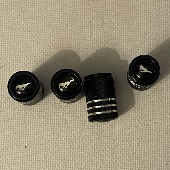 Mustang Logo valve Stem caps in Black set of 4 NWT - Picture 1 of 4